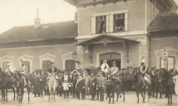 Eine Faschingsgruppe vor dem Ostbahnhof am Klagenfurter Rudolfsbahngürtel im Jahr 1904.