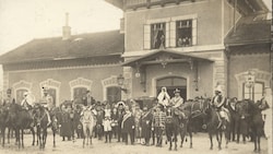 Eine Faschingsgruppe vor dem Ostbahnhof am Klagenfurter Rudolfsbahngürtel im Jahr 1904.