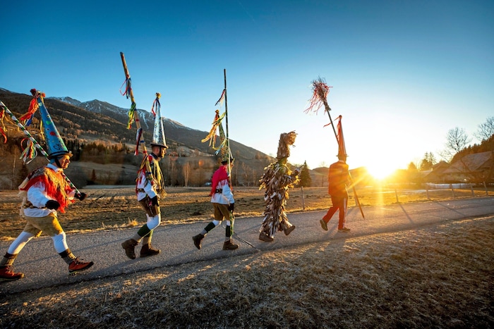 Murauer Faschingrenner: Sie ziehen von Hof zu Hof, müssen dabei Herausforderungen bewältigen. ...