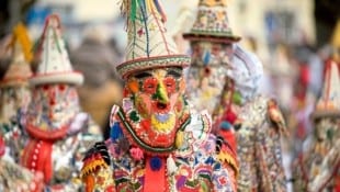 Flinserl, die Gestalten des Frühlings, sind am Faschingsdienstag im Zentrum von Bad Aussee ...