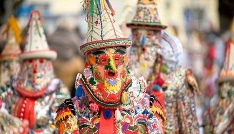 Flinserl, die Gestalten des Frühlings, sind am Faschingsdienstag im Zentrum von Bad Aussee ...