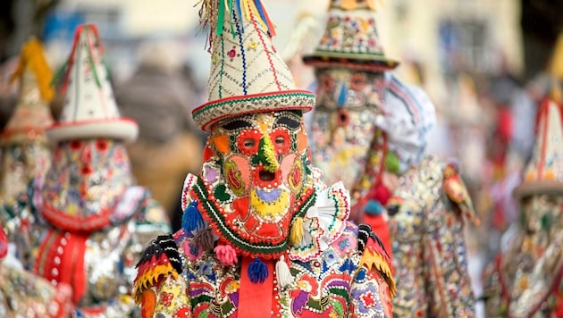 Flinserl, die Gestalten des Frühlings, sind am Faschingsdienstag im Zentrum von Bad Aussee ...