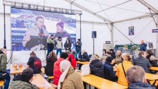 Gemeinsames Daumendrücken für die heimischen Athleten im beheizten Olympia-Zelt.