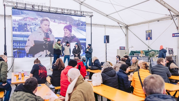 Gemeinsames Daumendrücken für die heimischen Athleten im beheizten Olympia-Zelt.