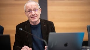 Peter Pilz im Pilnacek-U-Ausschuss – seine intensiven Recherchen hatte er in einem nicht ...