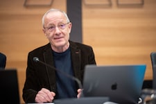 Peter Pilz im Pilnacek-U-Ausschuss – seine intensiven Recherchen hatte er in einem nicht ...