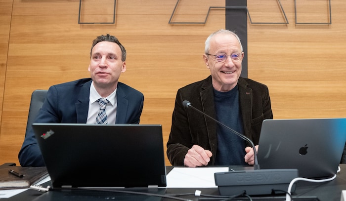 Peter Pilz mit seiner Vertrauensperson, dem Anwalt Johannes Zink, der auch Anteile an „ZackZack“ ...