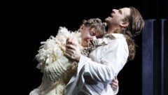 Überzeigen in der Josefstadt: Johanna Mahaffy (Ophelia) und Claudius von Stolzmann (Hamlet)