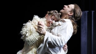 Überzeigen in der Josefstadt: Johanna Mahaffy (Ophelia) und Claudius von Stolzmann (Hamlet)