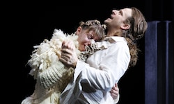 Überzeigen in der Josefstadt: Johanna Mahaffy (Ophelia) und Claudius von Stolzmann (Hamlet)