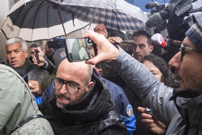 Die Barbetreiber wurden von einem wütenden Mob eingekreist, kamen zwischenzeitlich keinen ...