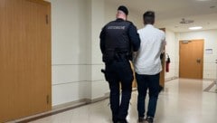 Mit Hand- und Fußfesseln wird der 31-Jährige vorgeführt.