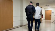 Mit Hand- und Fußfesseln wird der 31-Jährige vorgeführt.