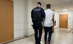 Mit Hand- und Fußfesseln wird der 31-Jährige vorgeführt.