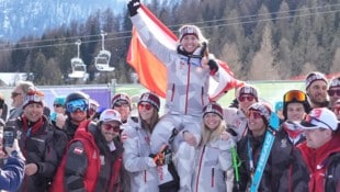 Conny Hütter ließ sich vom ÖSV-Team gebührend feiern.