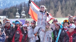 Conny Hütter ließ sich vom ÖSV-Team gebührend feiern.