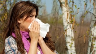 Eine rinnende Nase ist ein Symptom der allergischen Rhinitis.