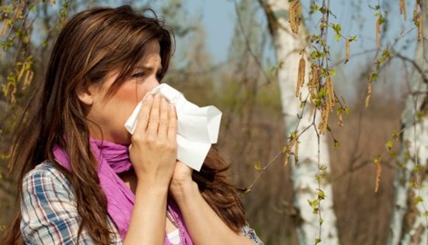 Eine rinnende Nase ist ein Symptom der allergischen Rhinitis.