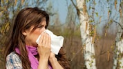 Eine rinnende Nase ist ein Symptom der allergischen Rhinitis.