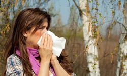 Eine rinnende Nase ist ein Symptom der allergischen Rhinitis.
