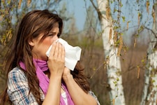 Eine rinnende Nase ist ein Symptom der allergischen Rhinitis.