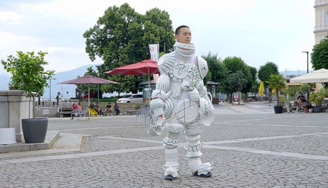 Film in der Ausstellung: Chen-Hsiang Kao wanderte in einer Rüstung aus Geschirr durch Gmunden.