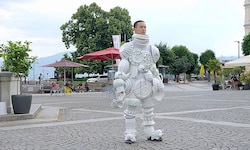 Film in der Ausstellung: Chen-Hsiang Kao wanderte in einer Rüstung aus Geschirr durch Gmunden.