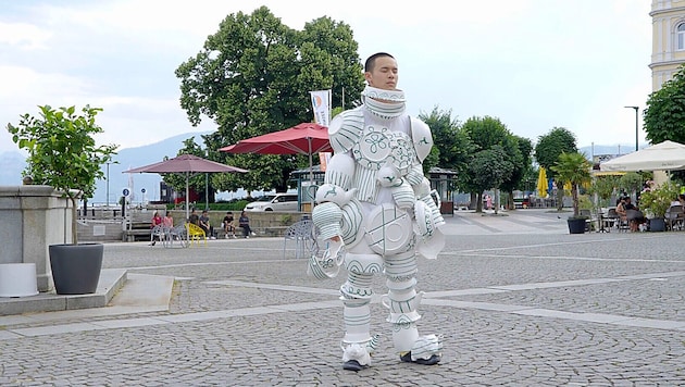 Film in der Ausstellung: Chen-Hsiang Kao wanderte in einer Rüstung aus Geschirr durch Gmunden.
