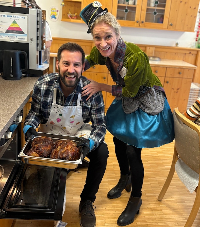 Simon Tschann kehrte mit dem Braten zurück, um diesen zu teilen.