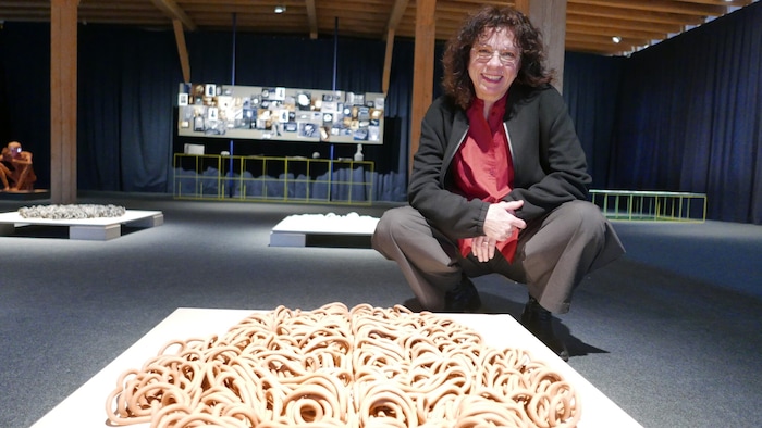 Charlotte Wiesmann mit Keramikbändern, die sich zu „Schrift“ verdichten