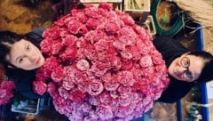 Die beiden Meisterfloristinnen Kathrin Wukounig und Tanja Pucher mit dem 1500-Euro-Rosenstrauß ...