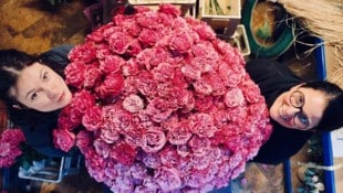 Die beiden Meisterfloristinnen Kathrin Wukounig und Tanja Pucher mit dem 1500-Euro-Rosenstrauß ...