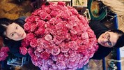 Die beiden Meisterfloristinnen Kathrin Wukounig und Tanja Pucher mit dem 1500-Euro-Rosenstrauß ...