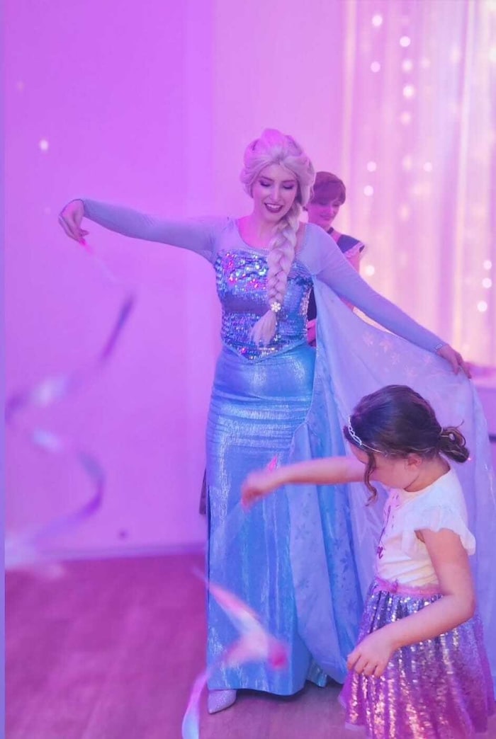 Auch für Musik und Tanz wird gesorgt. Außerdem wird gemeinsam gemalt und gebastelt.