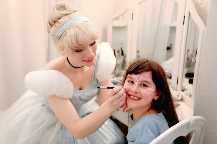 Neben Schatzsuchen und Krönungen steht Kinderschminken am Programm.