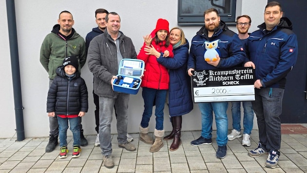 Überreichung der Spende in der Heimatgemeinde der „Teifln“, Eichhorn im Bezirk Gänserndorf. In ...