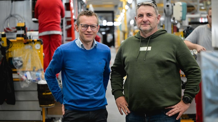 Dominik Ehmer (HR, links.) und Betriebsrat Christian Altendorfer stehen hinter Martin Pumm