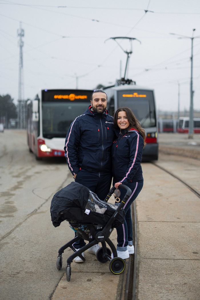 Cennet und Ahmet mit ihrer kleinen Tochter am Betriebsgelände der Wiener Linien – er startete ...