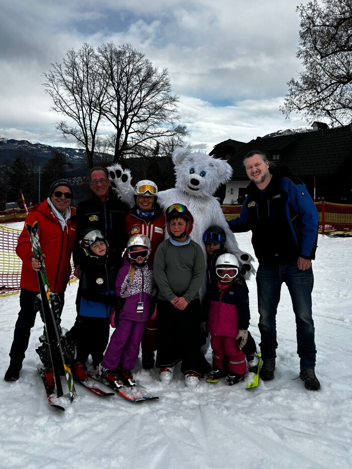 Auch Bino der Bär – das Maskottchen von der Gerlitzen – ist immer wieder vor Ort.