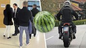 Anwalt Sascha Flatz mit seiner Mandantin und den beiden weiteren Angeklagten im kuriosen ...