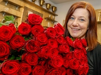 Immer noch der Renner: Rote Rosen im Geschäft von Eveline Größlinger. 