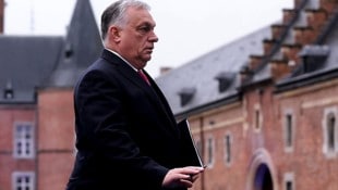 Der ungarische Wahlkampf verschärft sich und Ministerpräsident Viktor Orbán zückt immer wieder ...