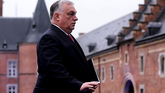 Der ungarische Wahlkampf verschärft sich und Ministerpräsident Viktor Orbán zückt immer wieder ...