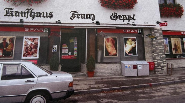 Fotos zeugen noch von besseren Zeiten des Geschäfts, das es 75 Jahre lang in Fahrafeld gab.