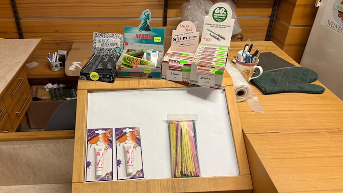 Nur mehr letzte Warenbestände liegen zum Aktionspreis im Geschäft.