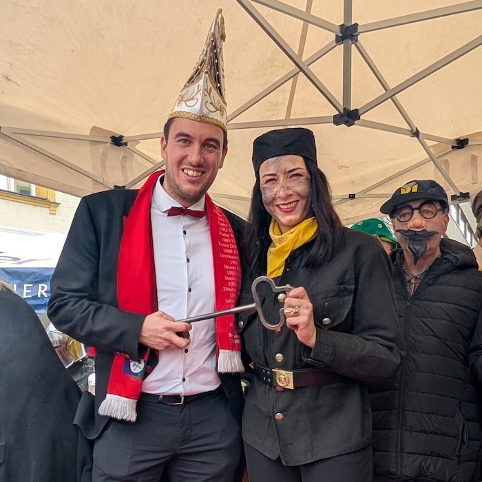 Lukas Haidacher übernahm als Narrenbürgermeister den Stadtschlüssel von Bürgermeisterin Victoria ...
