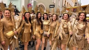 Als goldene Engel verkleidet machte diese Damengruppe die Silberstadt unsicher und zog Blicke ...
