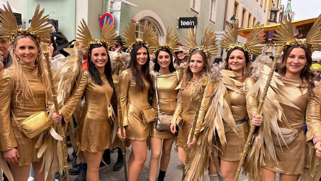 Als goldene Engel verkleidet machte diese Damengruppe die Silberstadt unsicher und zog Blicke ...