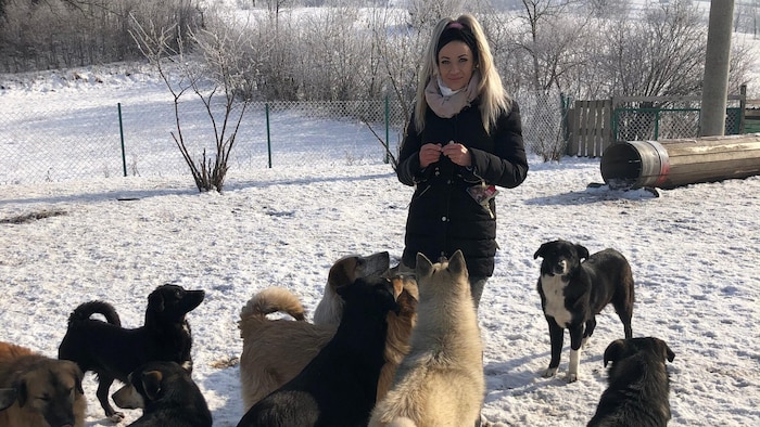 Amra Midzan mit geretteten Tieren