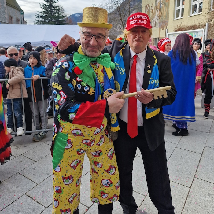 BM Dietmar Wallner musste die Stadtschlüssel an den Narren-Präsidenten abtreten.